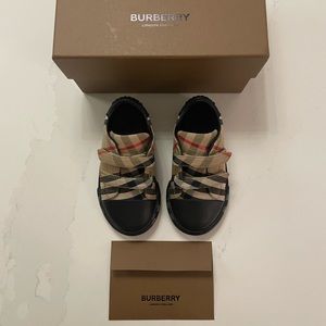 (SOLD) Authentic Burberry baby shoes size 21 (12-24months)